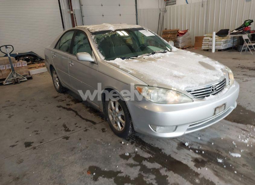 2005 Toyota Camry XLE (VIN 4T1BE30KX5U527911) main photo