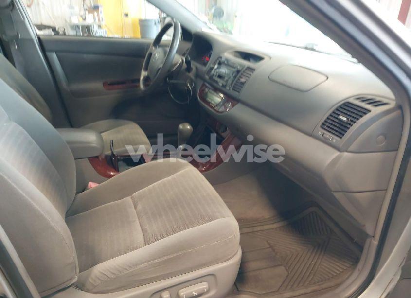 Photo 5 of 2005 Toyota Camry XLE (VIN 4T1BE30KX5U527911)