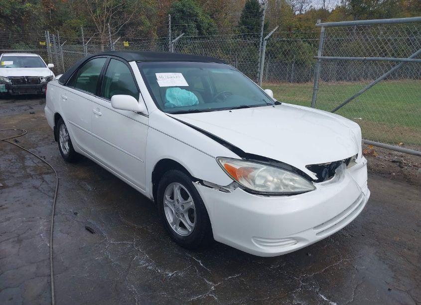 2002 Toyota Camry LE (VIN 4T1BE32K02U031122) main photo