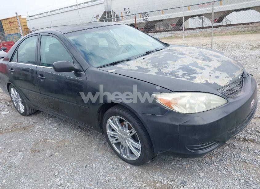 2002 Toyota Camry LE (VIN 4T1BE32K02U055050) main photo