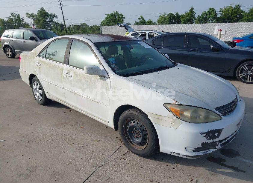2002 Toyota Camry LE (VIN 4T1BE32K02U115747) main photo