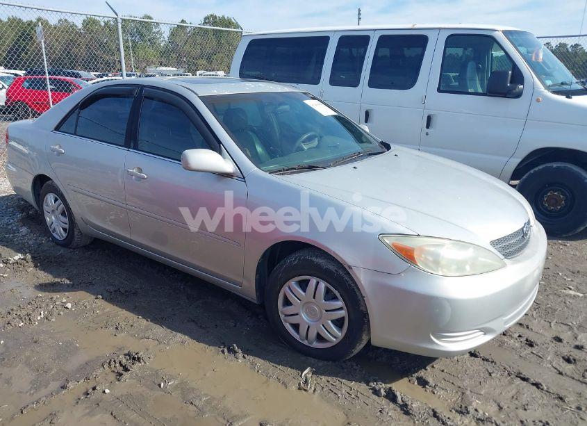 2002 Toyota Camry LE (VIN 4T1BE32K02U590234) main photo