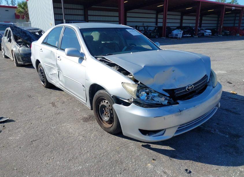 2004 Toyota Camry LE (VIN 4T1BE32K04U807638) main photo