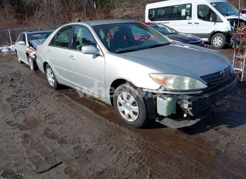 2004 Toyota Camry LE (VIN 4T1BE32K04U812564) main photo