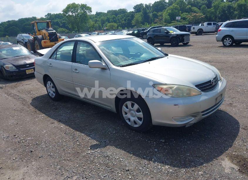 2004 Toyota Camry LE (VIN 4T1BE32K04U823886) main photo