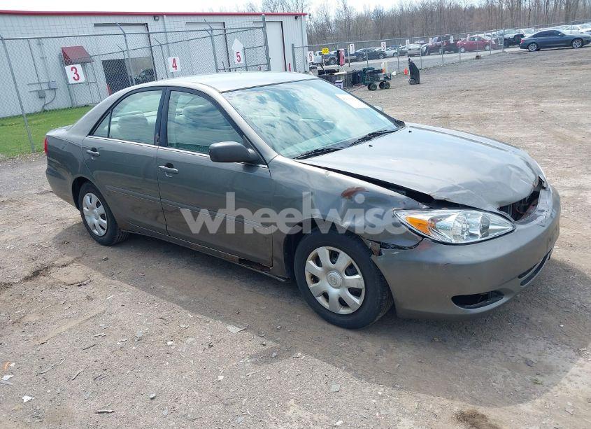 2004 Toyota Camry LE (VIN 4T1BE32K04U853924) main photo