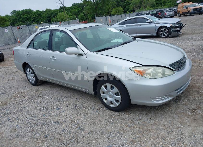 2004 Toyota Camry LE (VIN 4T1BE32K04U940691) main photo