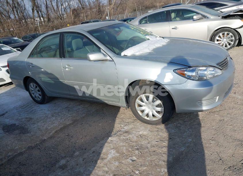 2005 Toyota Camry LE (VIN 4T1BE32K05U005060) main photo