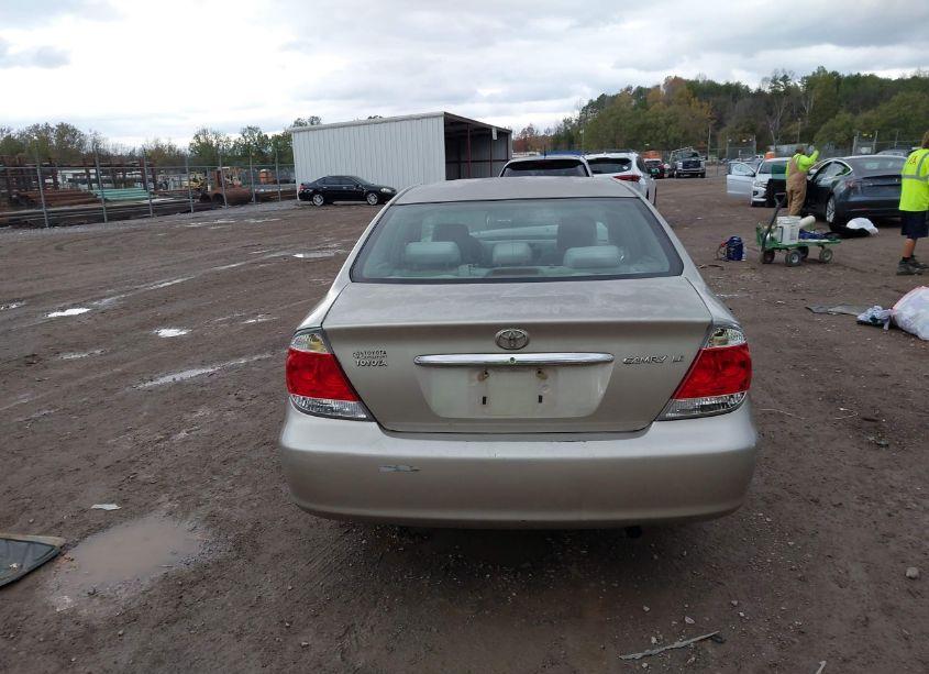 Photo 15 of 2005 Toyota Camry LE (VIN 4T1BE32K05U007732)