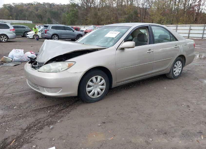 Photo 2 of 2005 Toyota Camry LE (VIN 4T1BE32K05U007732)