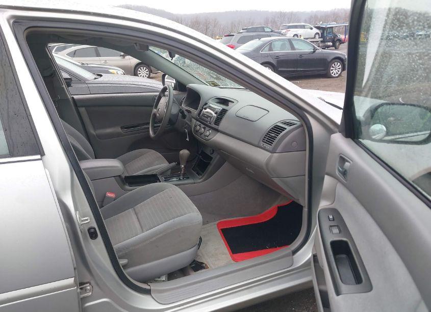 Photo 5 of 2005 Toyota Camry STD (VIN 4T1BE32K05U032226)