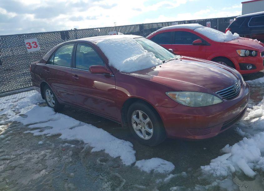 2005 Toyota Camry LE (VIN 4T1BE32K05U037541) main photo