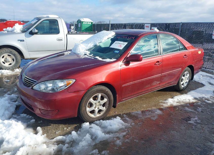 Photo 2 of 2005 Toyota Camry LE (VIN 4T1BE32K05U037541)