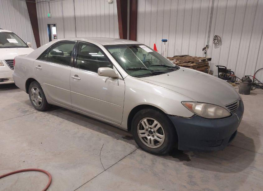 2005 Toyota Camry LE (VIN 4T1BE32K05U051312) main photo