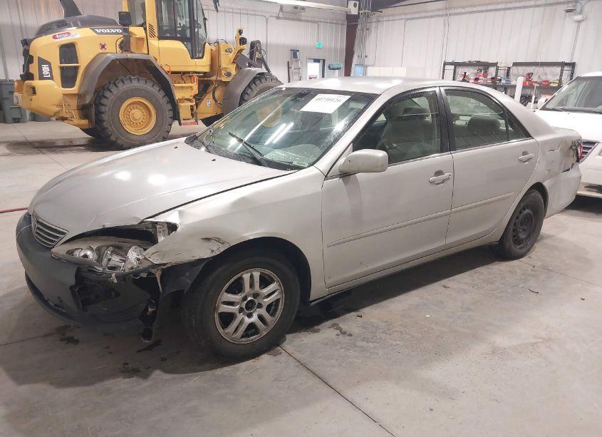 Photo 2 of 2005 Toyota Camry LE (VIN 4T1BE32K05U051312)