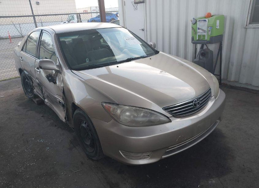 2005 Toyota Camry LE (VIN 4T1BE32K05U051892) main photo