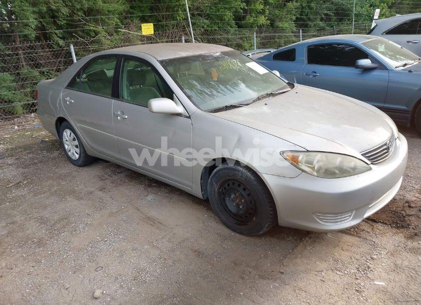 2005 Toyota Camry LE (VIN 4T1BE32K05U066635) main photo