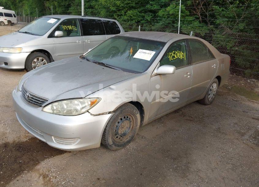 Photo 2 of 2005 Toyota Camry LE (VIN 4T1BE32K05U066635)