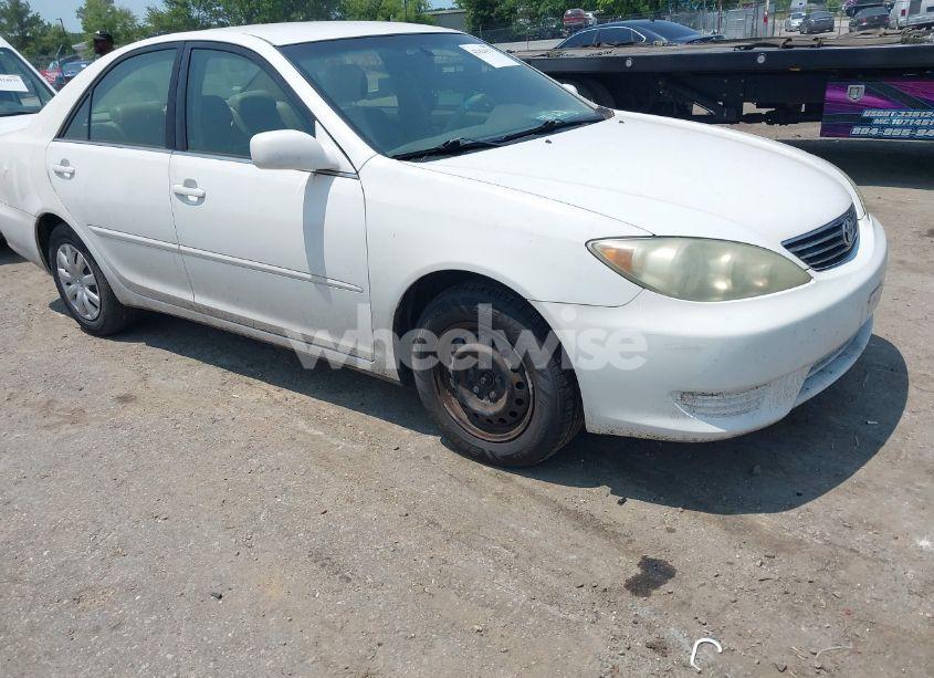 2005 Toyota Camry LE (VIN 4T1BE32K05U426485) main photo