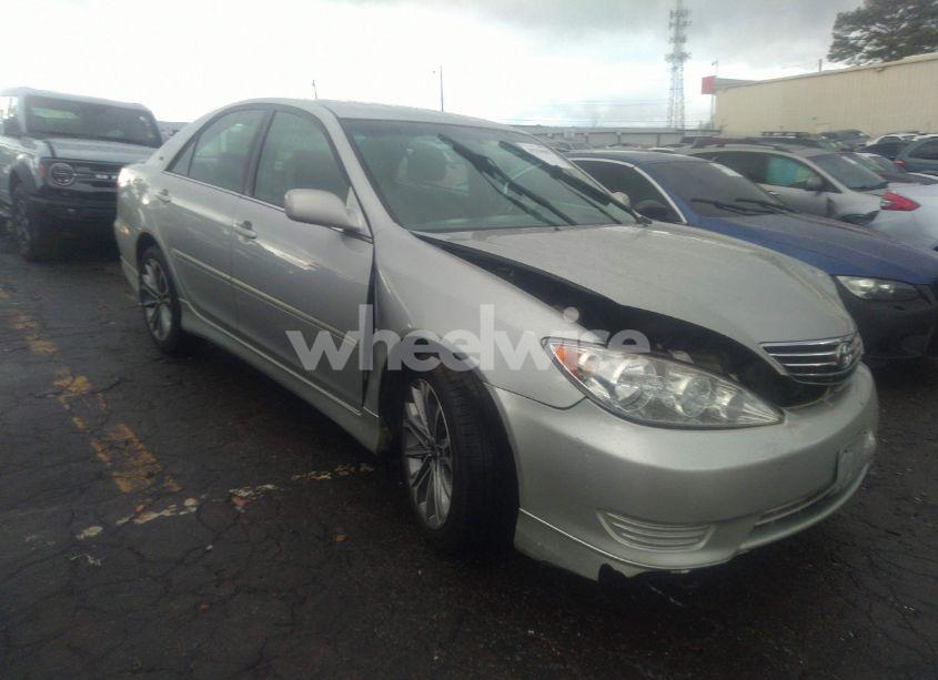 2005 Toyota Camry LE (VIN 4T1BE32K05U435073) main photo