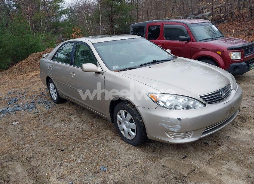 2005 Toyota Camry LE (VIN 4T1BE32K05U529292) main photo