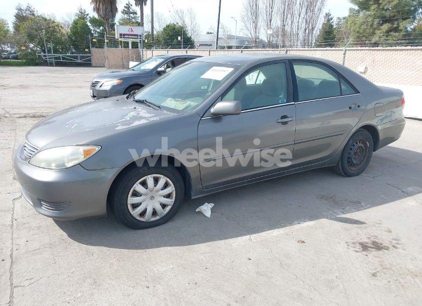 Photo 2 of 2005 Toyota Camry LE/XLE/SE (VIN 4T1BE32K05U536260)