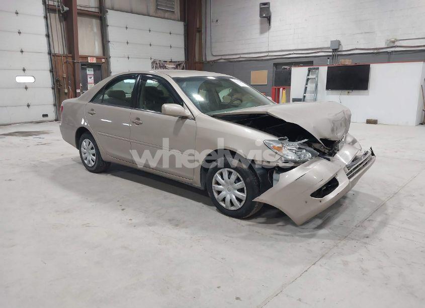 2005 Toyota Camry LE (VIN 4T1BE32K05U538560) main photo