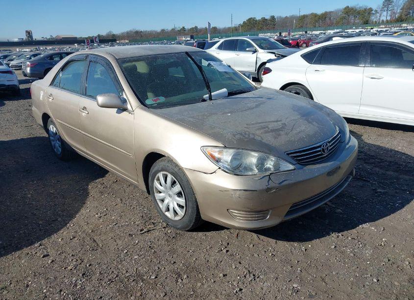 2005 Toyota Camry LE (VIN 4T1BE32K05U559036) main photo