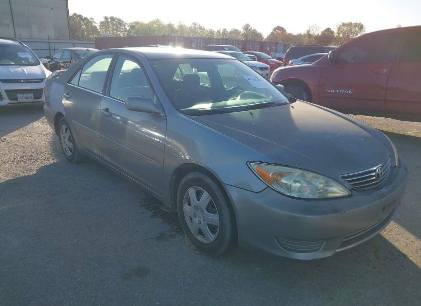 2005 Toyota Camry LE (VIN 4T1BE32K05U573244) main photo