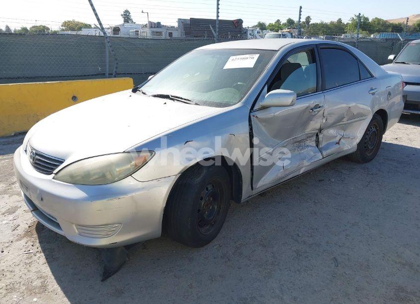 Photo 2 of 2005 Toyota Camry LE (VIN 4T1BE32K05U619297)