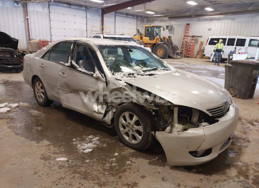 2005 Toyota Camry XLE (VIN 4T1BE32K05U942975) main photo