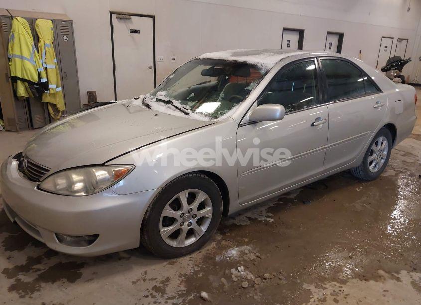 Photo 2 of 2005 Toyota Camry XLE (VIN 4T1BE32K05U942975)