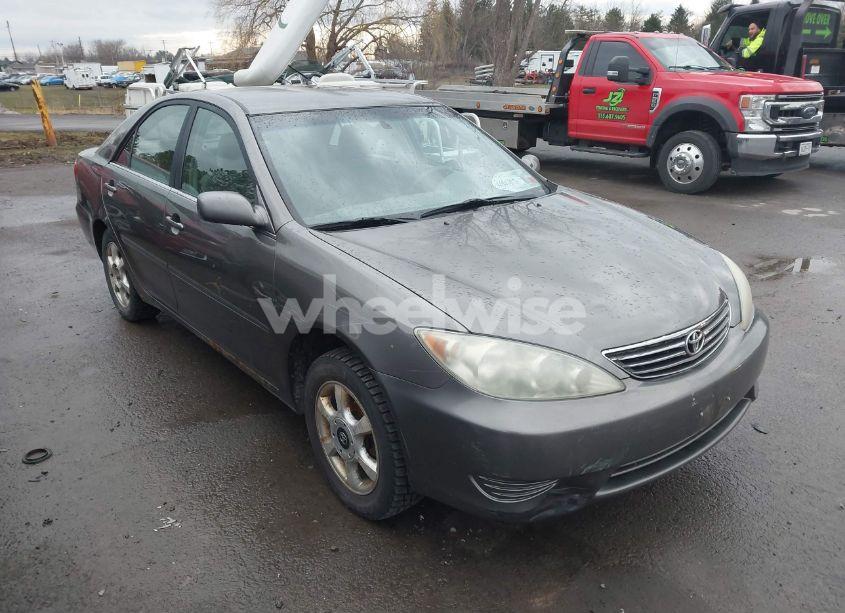 2005 Toyota Camry LE (VIN 4T1BE32K05U947996) main photo