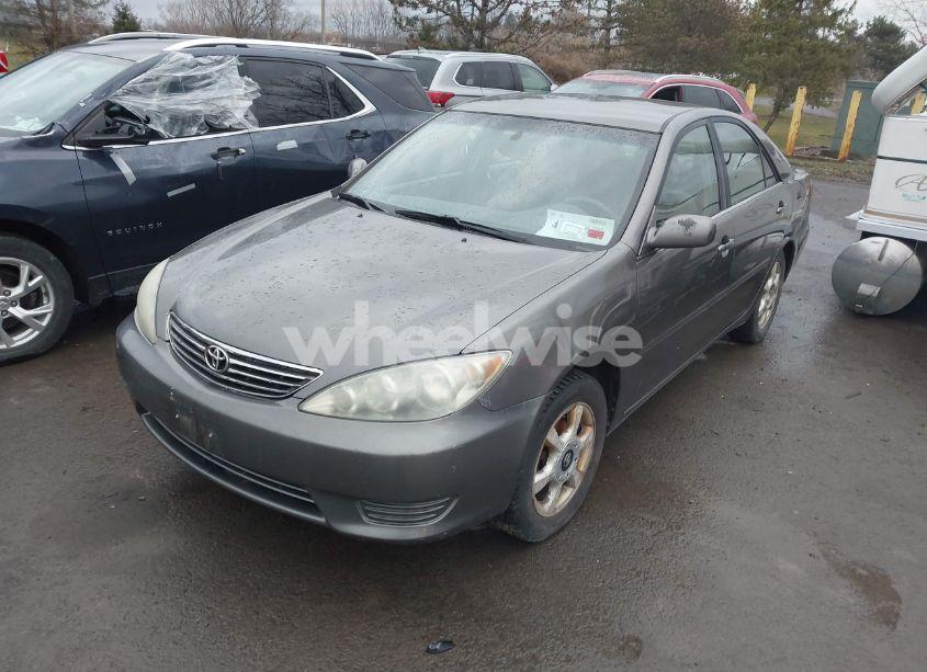 Photo 2 of 2005 Toyota Camry LE (VIN 4T1BE32K05U947996)