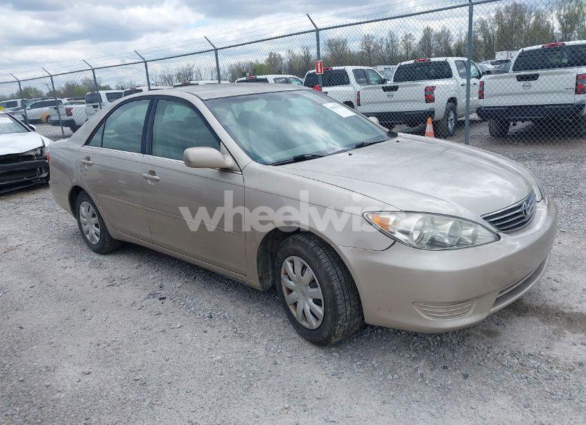 2005 Toyota Camry LE (VIN 4T1BE32K05U990413) main photo