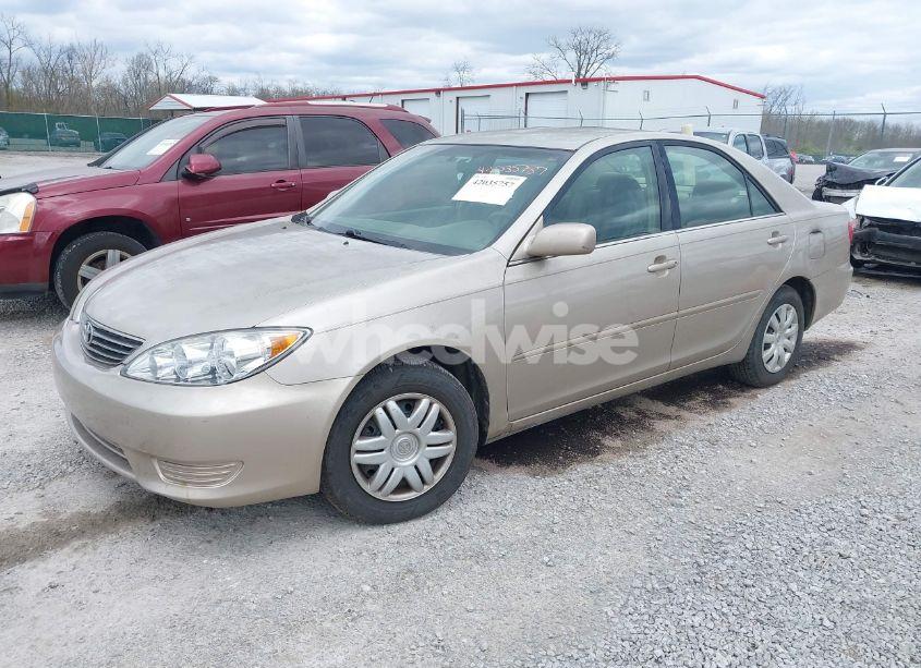 Photo 2 of 2005 Toyota Camry LE (VIN 4T1BE32K05U990413)
