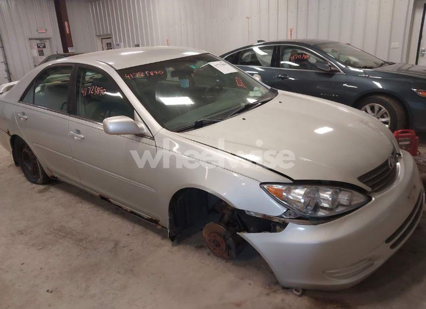 2002 Toyota Camry LE (VIN 4T1BE32K12U058961) main photo