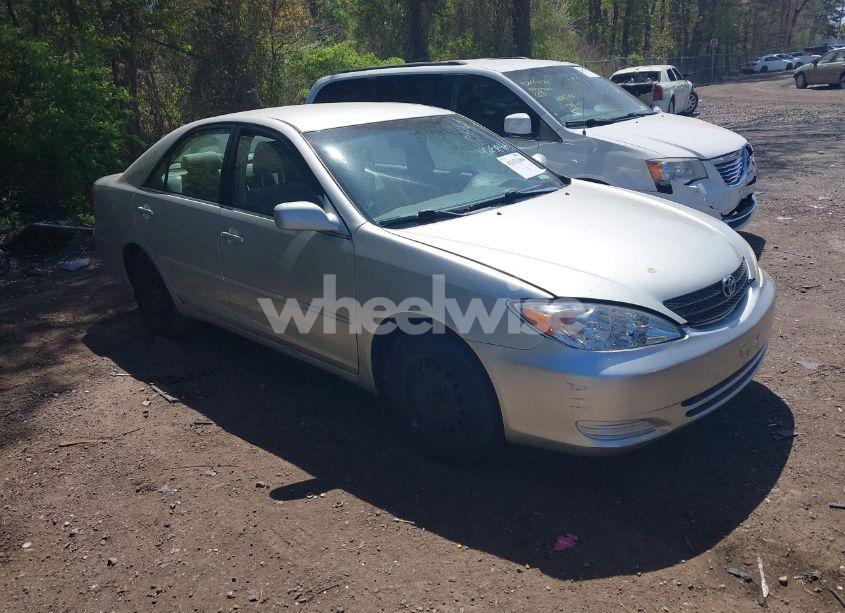 2002 Toyota Camry LE (VIN 4T1BE32K12U097081) main photo