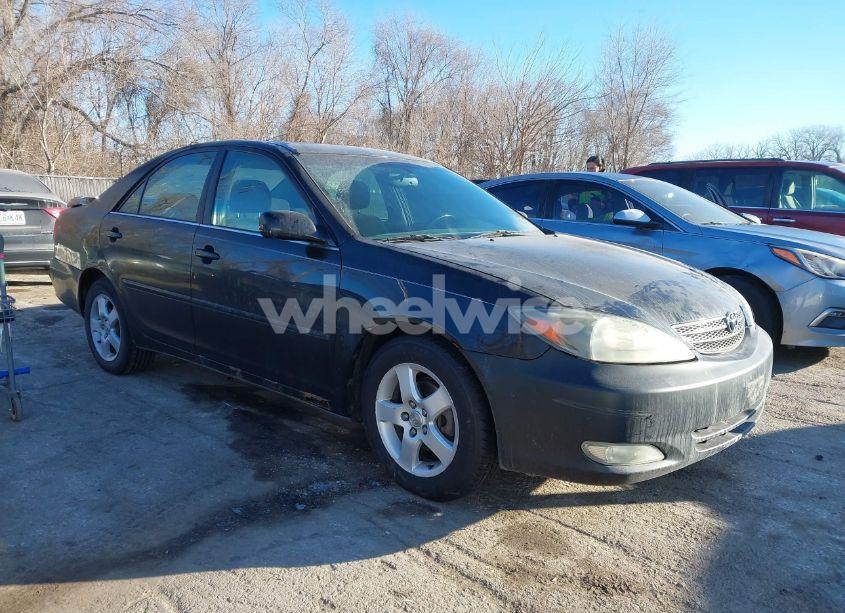 2002 Toyota Camry SE (VIN 4T1BE32K12U106989) main photo
