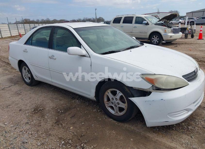 2002 Toyota Camry LE (VIN 4T1BE32K12U113005) main photo