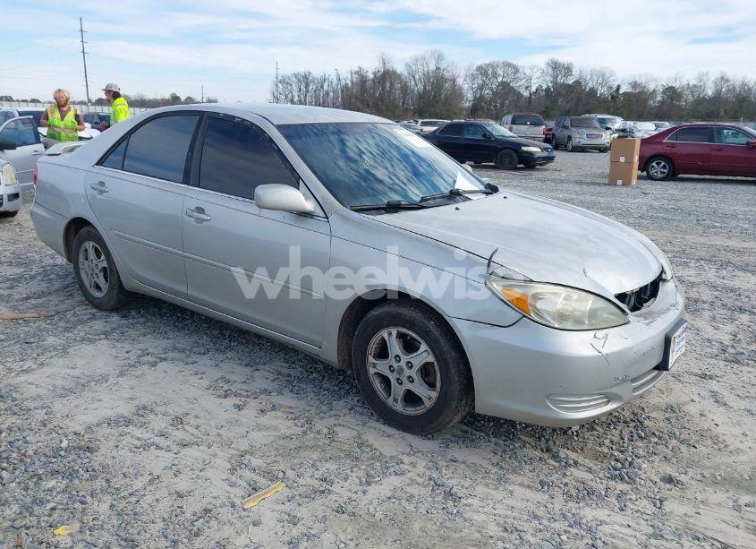 2002 Toyota Camry LE (VIN 4T1BE32K12U500878) main photo