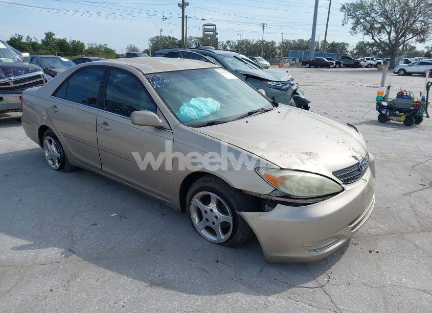 2002 Toyota Camry LE (VIN 4T1BE32K12U510682) main photo