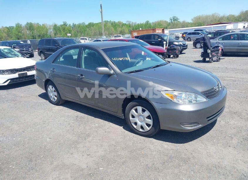 2002 Toyota Camry LE (VIN 4T1BE32K12U519477) main photo
