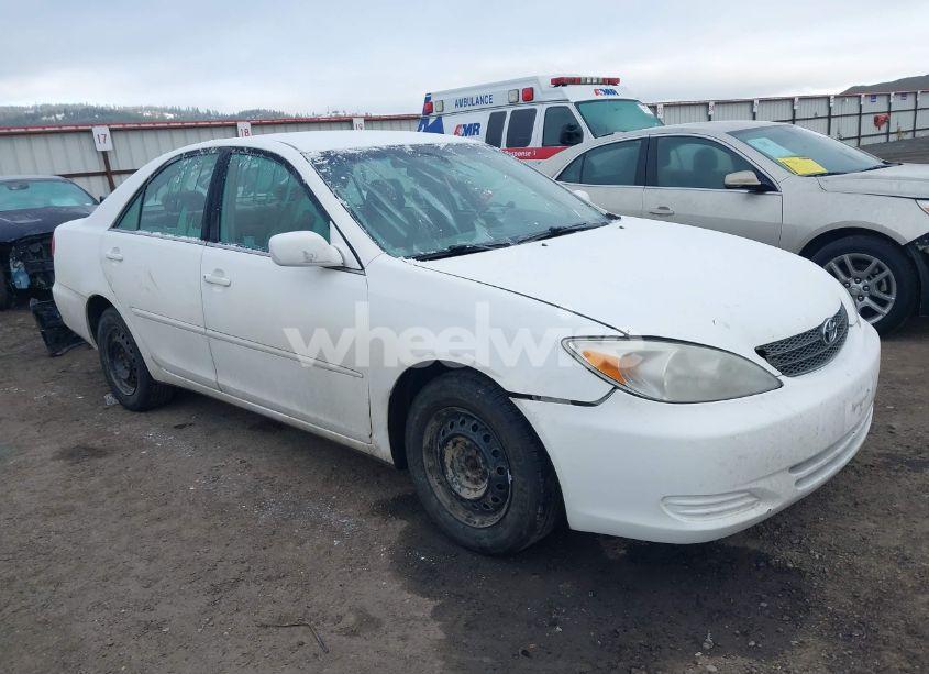 2002 Toyota Camry LE (VIN 4T1BE32K12U556982) main photo