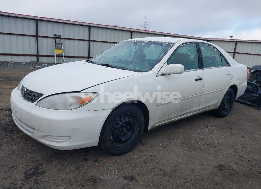 Photo 2 of 2002 Toyota Camry LE (VIN 4T1BE32K12U556982)