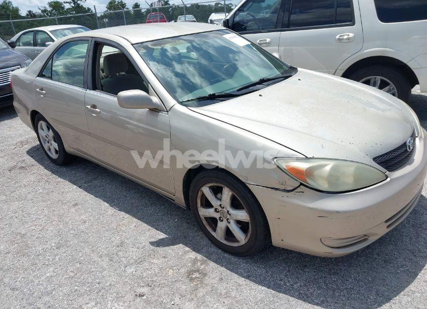 2002 Toyota Camry LE (VIN 4T1BE32K12U565567) main photo