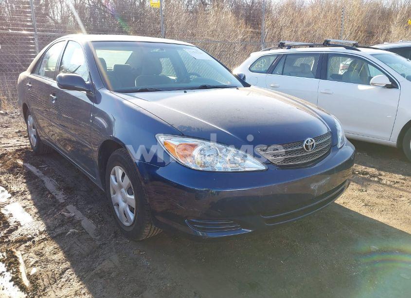 2002 Toyota Camry LE (VIN 4T1BE32K12U577654) main photo