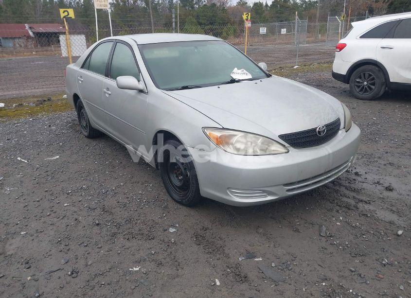 2002 Toyota Camry LE (VIN 4T1BE32K12U640557) main photo