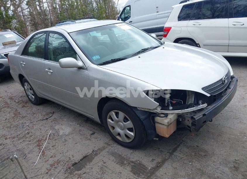 2003 Toyota Camry LE (VIN 4T1BE32K13U784854) main photo