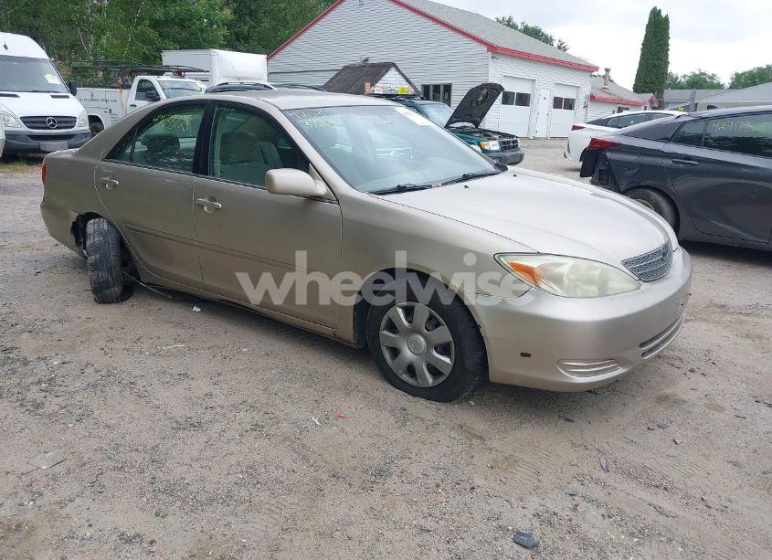 2004 Toyota Camry LE (VIN 4T1BE32K14U271900) main photo